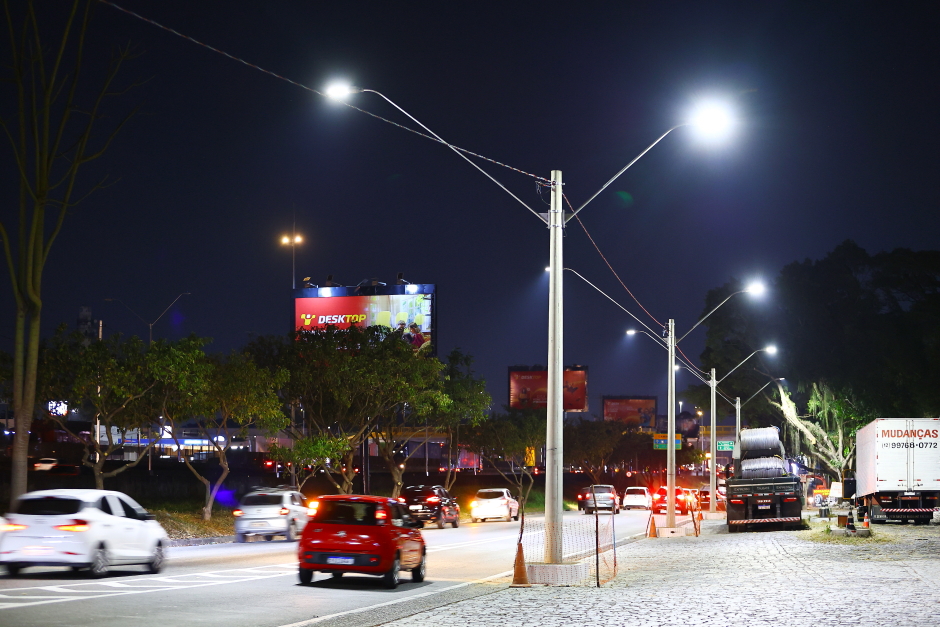 Trecho próximo ao posto da Gruta bem iluminado e com carros transitando pela via