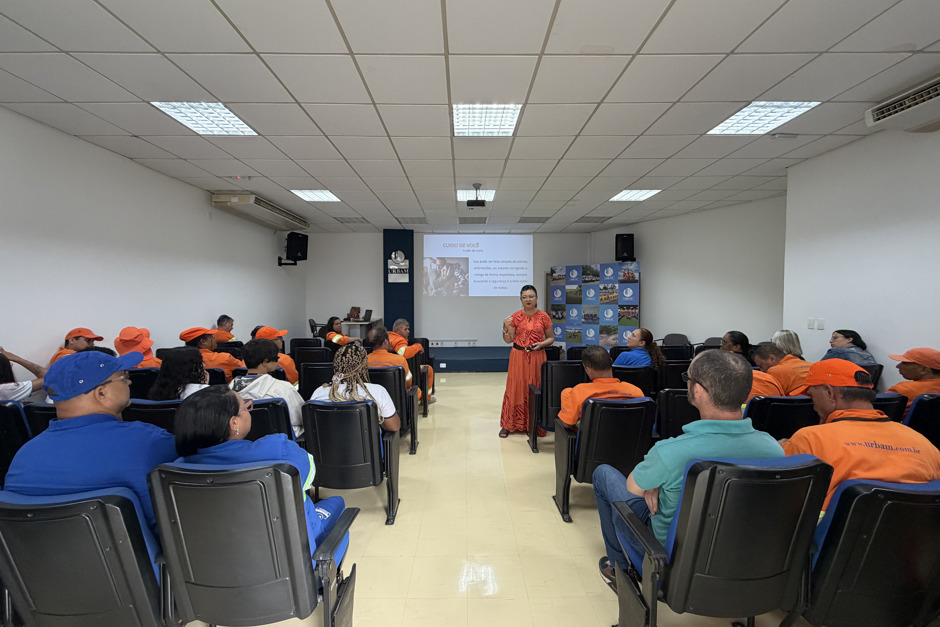 Palestrante no auditório da sede da Urbam apresenta palestra sobre inteligência emocional