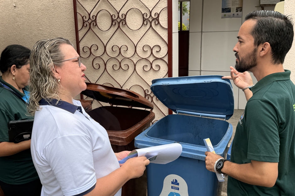 Equipes de educação ambiental orientam síndica de condomínio para melhorar a adesão à coleta seletiva