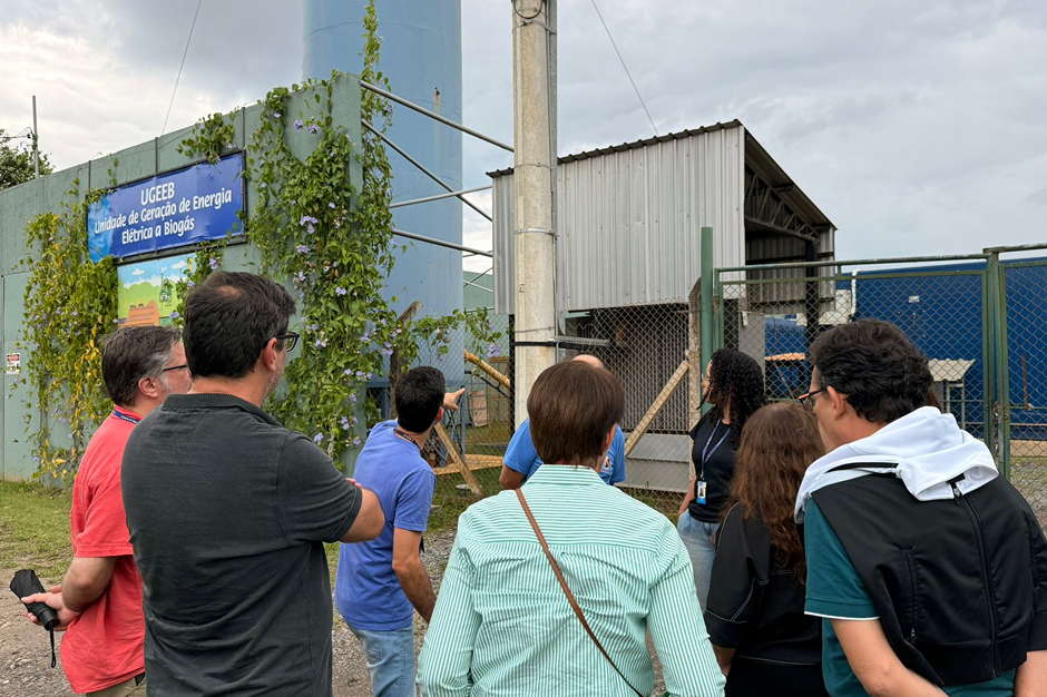 Autoridades de Mogi das Cruzes descem as escadas próximas a Unidade de Geração de Energia a partir do Biogás do aterro sanitário